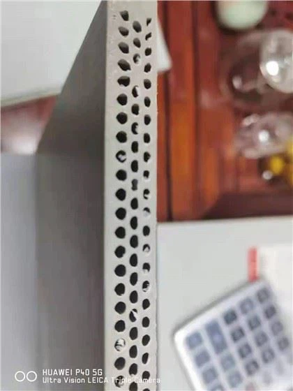 Plăci aglomerate cu miez tubular brut